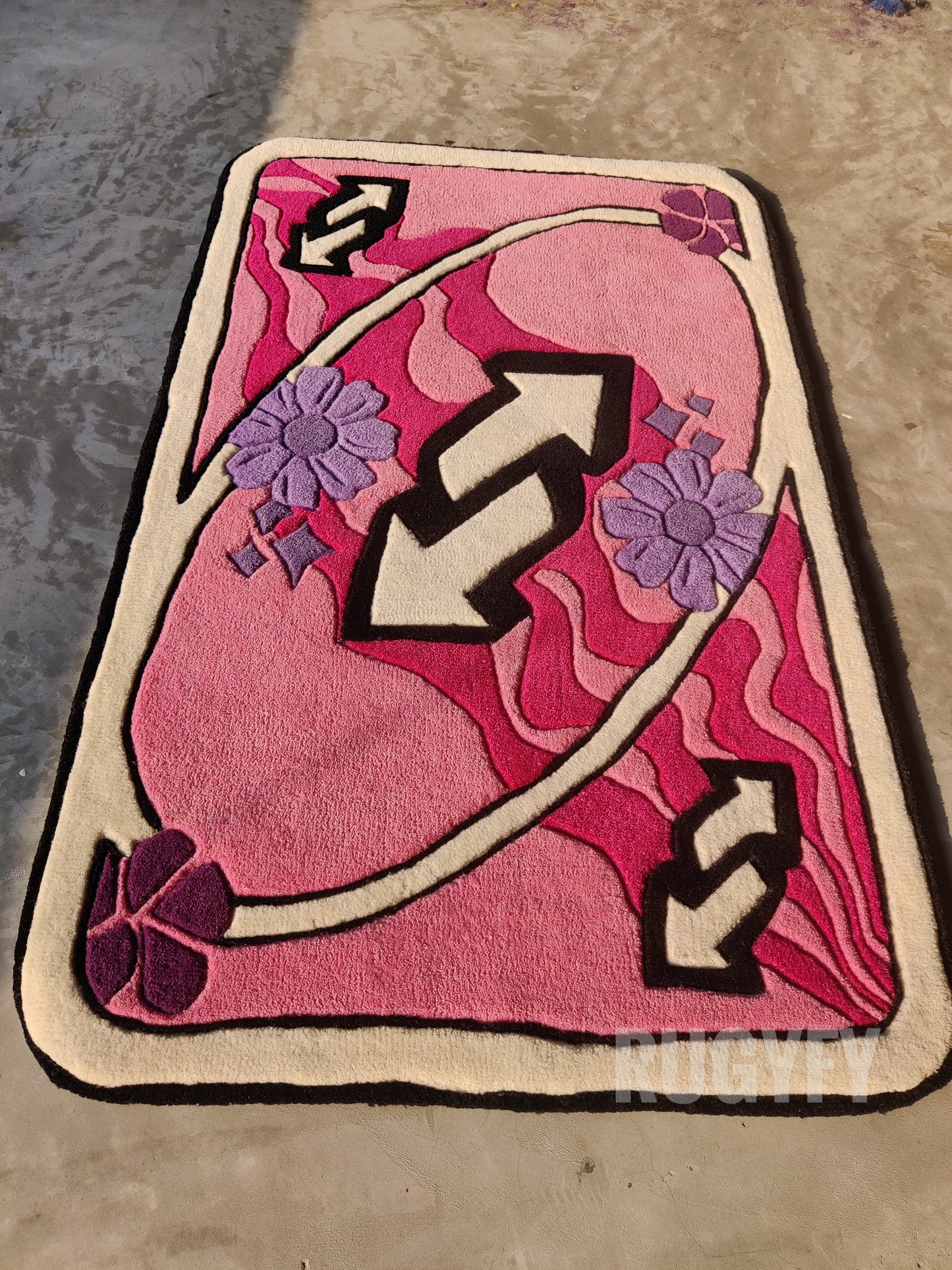 Uno Reverse Card Pink Farbe Handgefertigter Woo Rog / Maßgeschneiderter handgetufteter Teppich für Schlafzimmer und Wohnzimmer