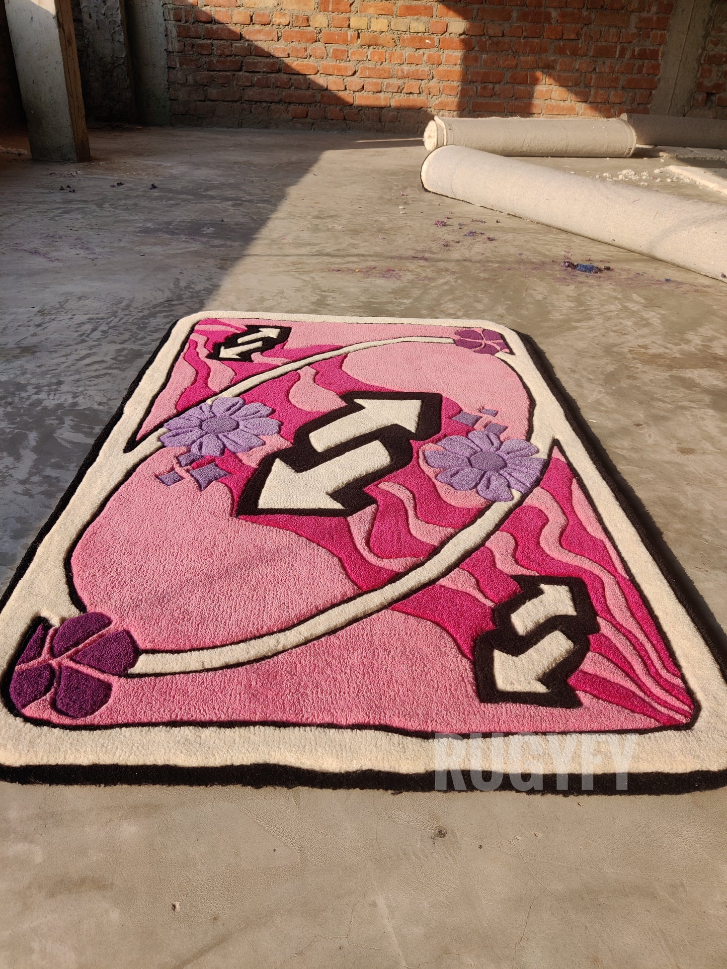 Uno Reverse Card Pink Farbe Handgefertigter Woo Rog / Maßgeschneiderter handgetufteter Teppich für Schlafzimmer und Wohnzimmer