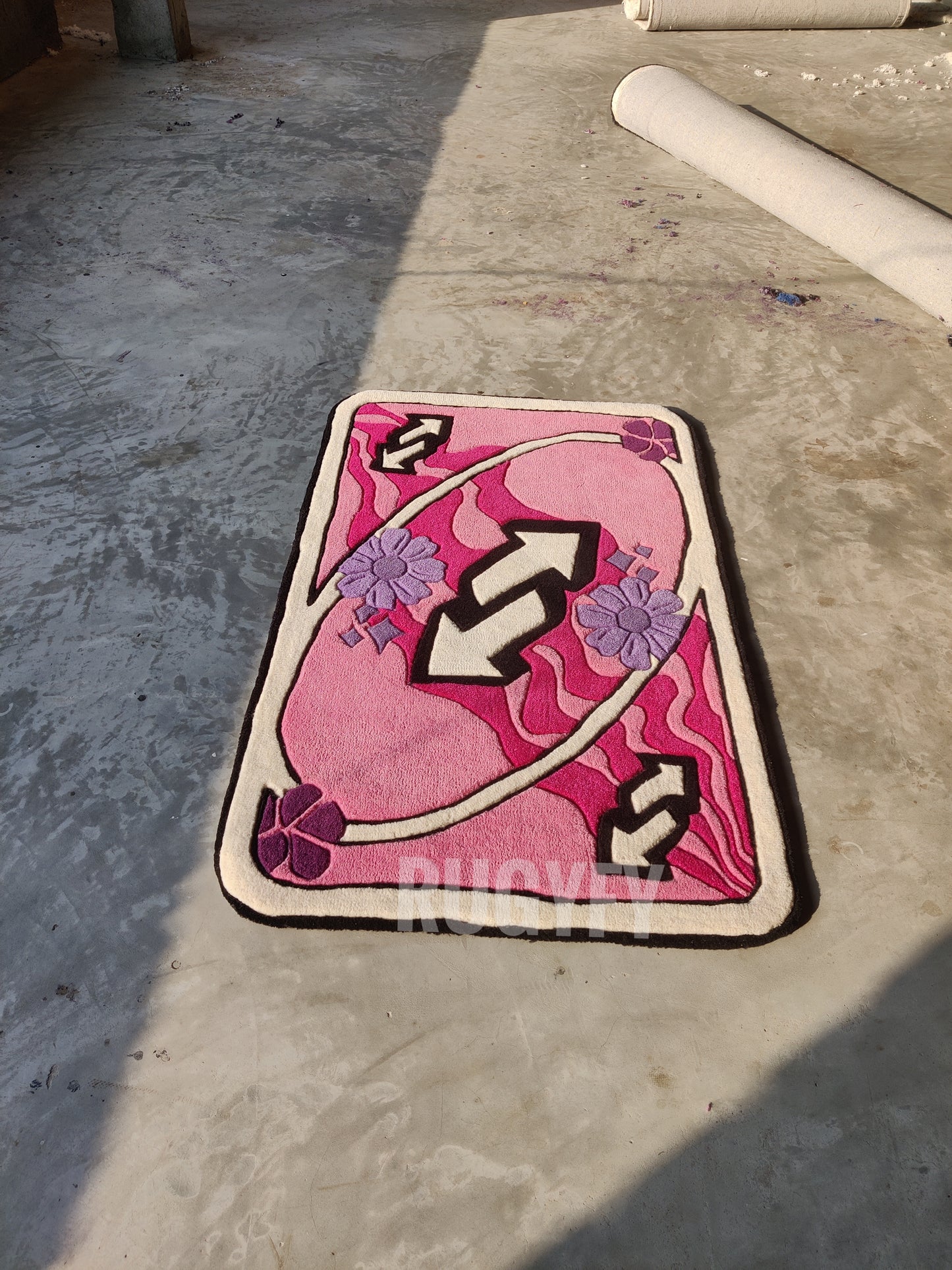Uno Reverse Card Pink Farbe Handgefertigter Woo Rog / Maßgeschneiderter handgetufteter Teppich für Schlafzimmer und Wohnzimmer
