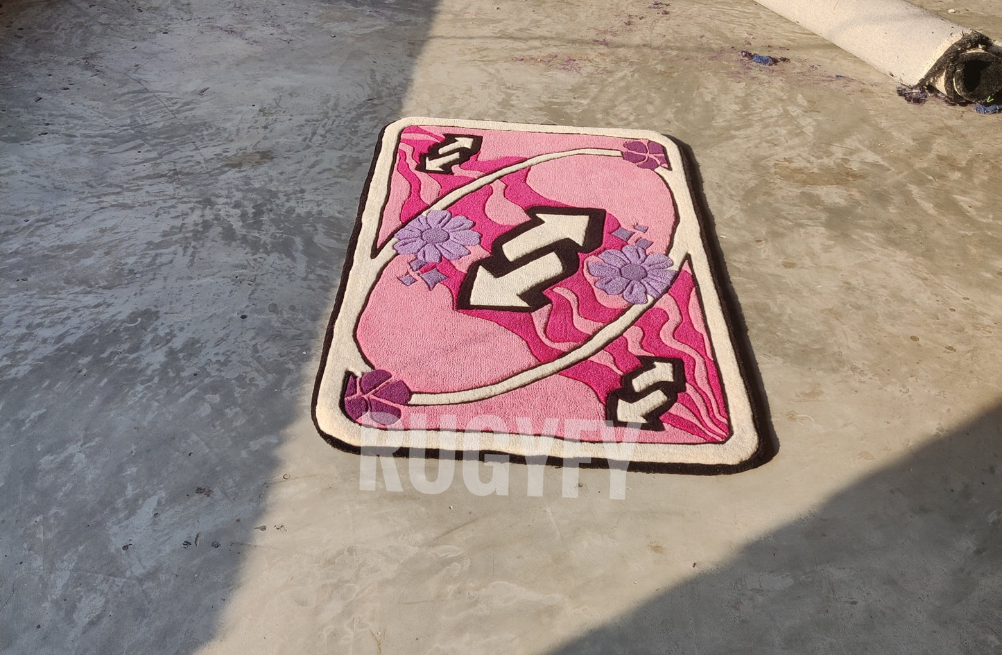 Uno Reverse Card Pink Farbe Handgefertigter Woo Rog / Maßgeschneiderter handgetufteter Teppich für Schlafzimmer und Wohnzimmer