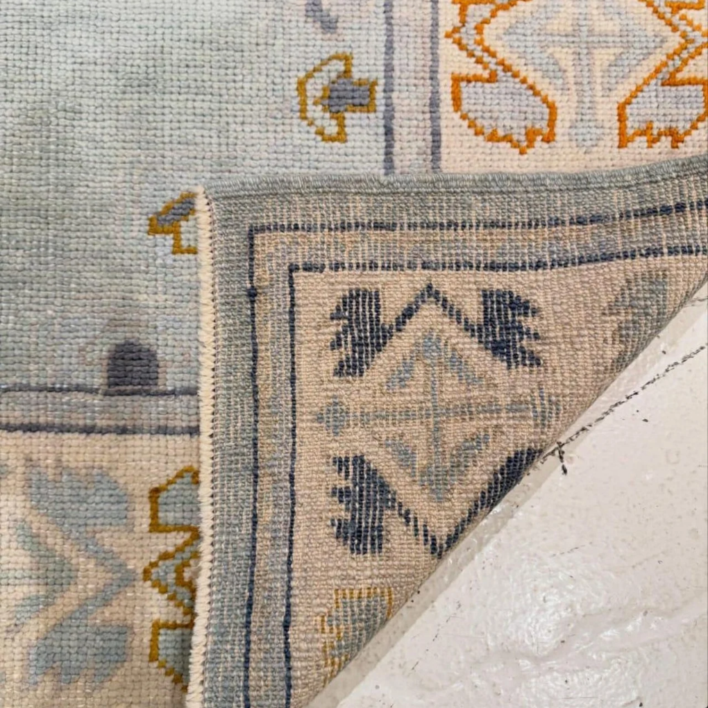 سجادة باللون العاجي والوردي مقاس 6 × 9، سجادة أوشاك التركية الحديثة، سجادة ملونة ذات حدود بيضاء لعيد الحب: سجادة صوف الحلم الوردي