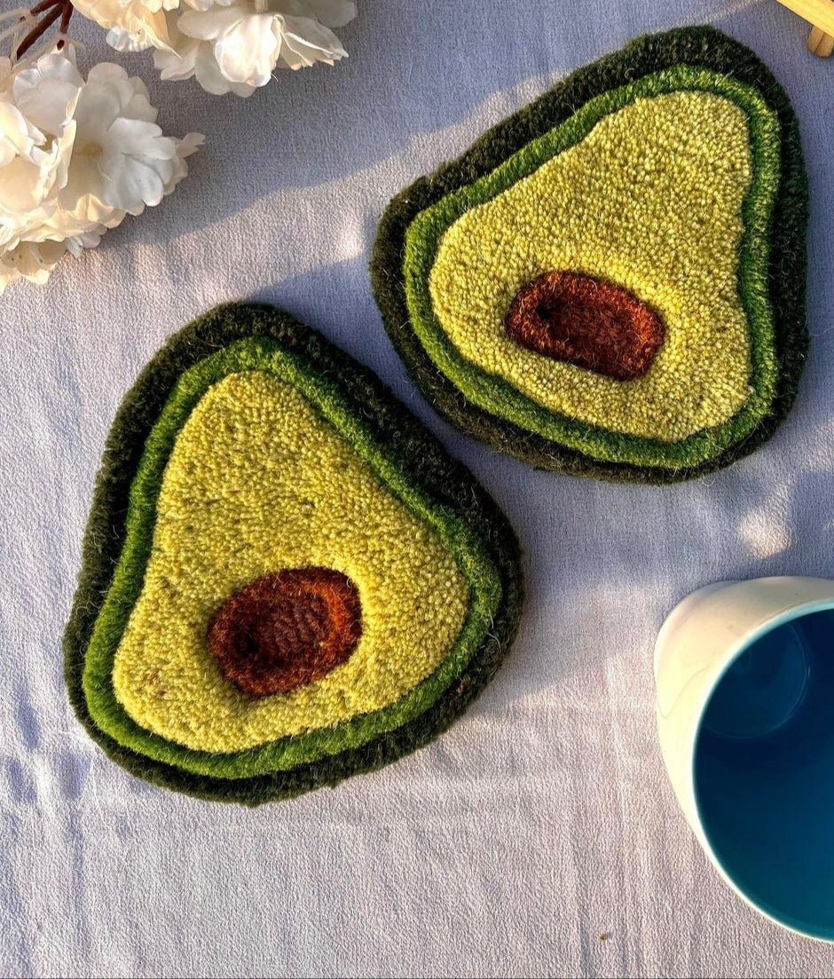 Handgetufteter Untersetzer-Wollteppich in Avocado-Form, kleiner maßgefertigter Teppich aus 100 % Wolle